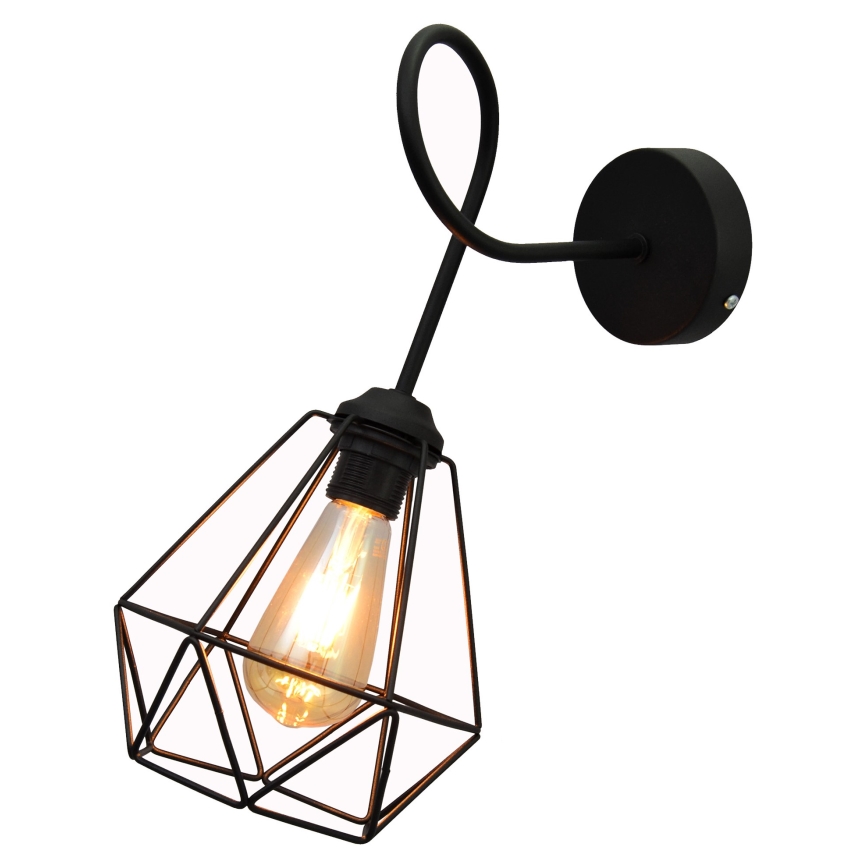 Čierna nástenná lampa s geometrickým tienidlom svieti. Lampa je pripevnená na stenu zakriveným ramenom. Vnútorná žiarovka je zapálená.