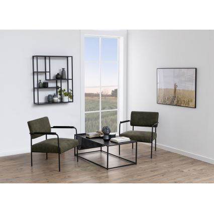 Dve čalúnené kreslá s kovovou konštrukciou stoja pri nízkom kovovom konferenčnom stolíku. Na stene je polička a obraz. V pozadí je okno s výhľadom do krajiny.