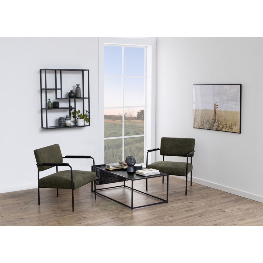 Dve čalúnené kreslá s kovovou konštrukciou stoja pri nízkom kovovom konferenčnom stolíku. Na stene je polička a obraz. V pozadí je okno s výhľadom do krajiny.