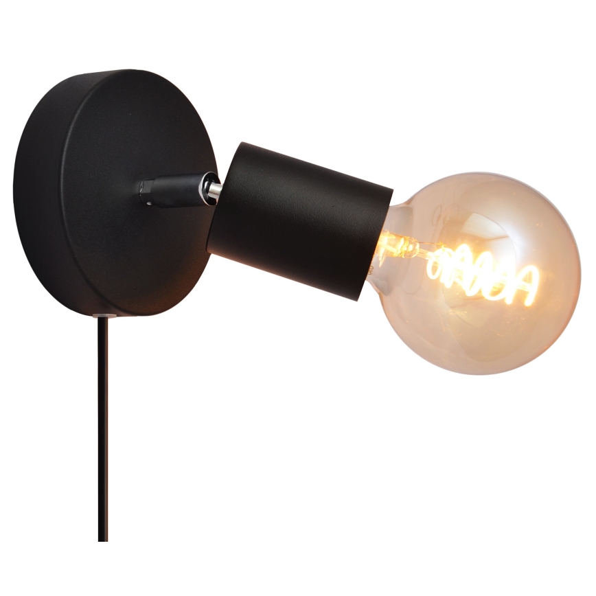 Čierna nástenná lampa s výsuvnou časťou a priehľadnou žiarovkou s viditeľným vláknom v tvare písmen ORICA svieti na bielom pozadí.