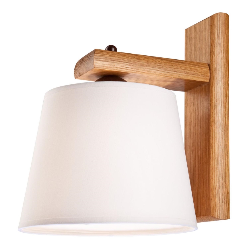 Drevená nástenná lampa s bielym tienidlom je pripevnená na stene. Lampa je umiestnená v interiéri s výhľadom na okno s dreveným rámom a rastlinami na parapete.