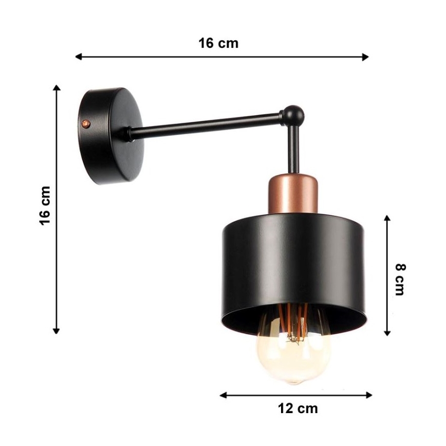 Čierna nástenná lampa s medeným prvkom a tienidlom v tvare valca svieti. Rozmery: 16 cm x 16 cm x 12 cm (šírka x výška x hĺbka). Tienidlo je vysoké 8 cm.