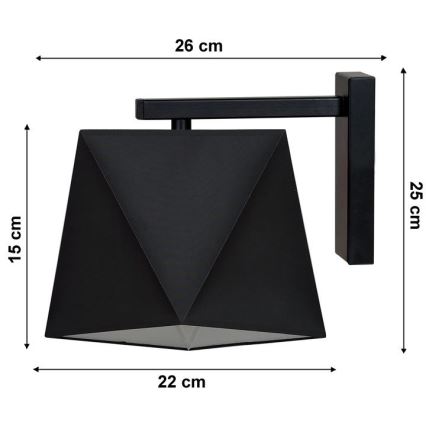 Čierna nástenná lampa s geometrickým tienidlom sa pripája k stene pomocou čiernej ramienky. Rozmery: 26 x 25 x 15 cm (šírka x výška x hĺbka) a tienidlo má šírku 22 cm.