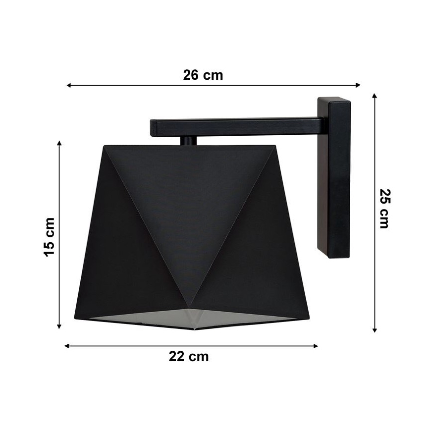 Čierna nástenná lampa s geometrickým tienidlom sa pripája k stene pomocou čiernej ramienky. Rozmery: 26 x 25 x 15 cm (šírka x výška x hĺbka) a tienidlo má šírku 22 cm.