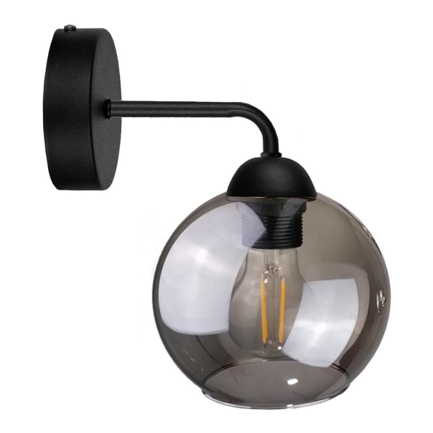 Nástenná lampa s čiernym kovovým ramenom a guľovou hnedou sklenenou tienidlom osvetľuje priestor. Vnútorný zdroj svetla je viditeľný.