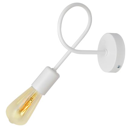 Biela nástenná lampa s krivolakou kovovou konštrukciou drží žiarovku. Lampa je pripevnená k stene okrúhlou základňou.