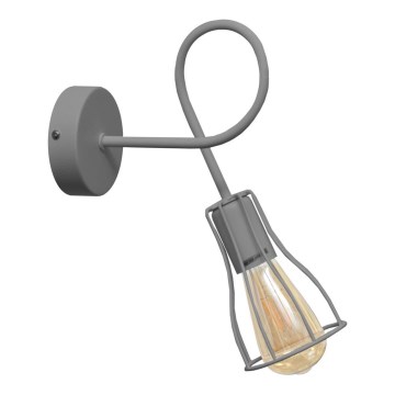Šedá nástenná lampa s ohnutým ramenom a klietkovým tienidlom svieti. Lampa je pripevnená na stene.