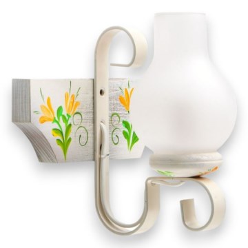 Nástenná lampa sa pripevňuje na stenu. Je z kovu a dreva, s matným skleneným tienidlom. Drevo je zdobené ručne maľovanými žltými kvetmi.
