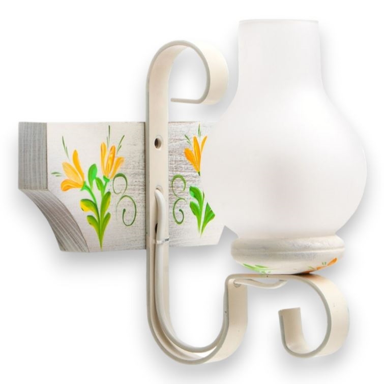Nástenná lampa sa pripevňuje na stenu. Je z kovu a dreva, s matným skleneným tienidlom. Drevo je zdobené ručne maľovanými žltými kvetmi.