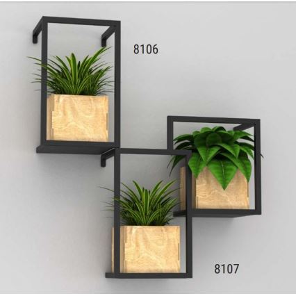 Tri nástenné poličky s čiernym rámom a drevenými kvetináčmi obsahujúce zelené rastliny. Poličky sú usporiadané do tvaru písmena L. Na obrázku sú uvedené kódy: 8106 a 8107.