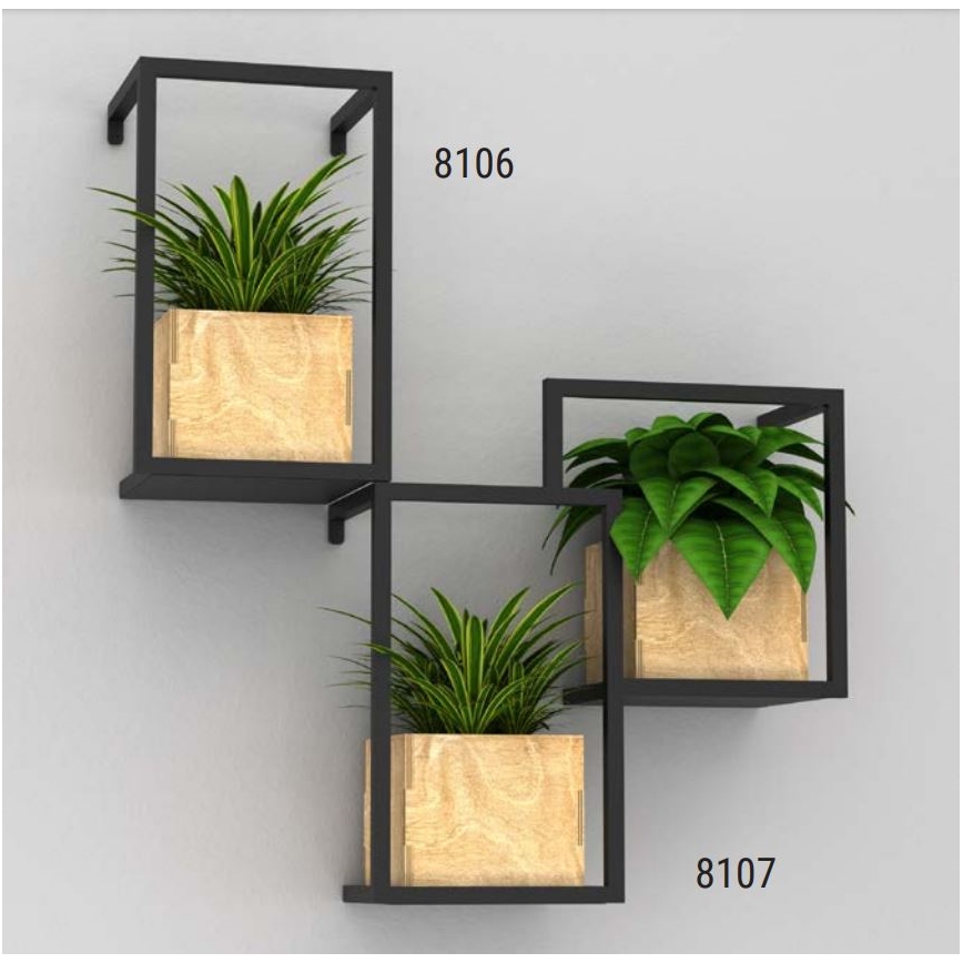 Tri nástenné poličky s čiernym rámom a drevenými kvetináčmi obsahujúce zelené rastliny. Poličky sú usporiadané do tvaru písmena L. Na obrázku sú uvedené kódy: 8106 a 8107.