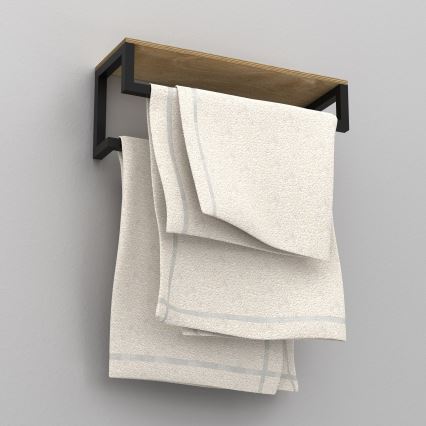 Na stene je pripevnený držiak na uteráky s drevenou poličkou. Z čierneho kovu vyrobený držiak drží niekoľko svetlo béžových froté uterákov so svetlosivými pásikmi.
