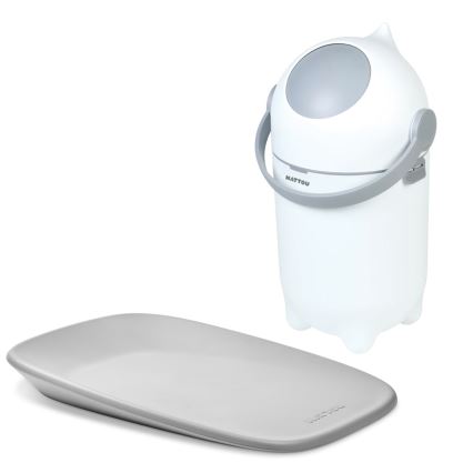 Biely kôš na plienky s sivým vekom a rukoväťou značky MATTÓU stojí vedľa sivej podložky. Na podložke je tiež nenápadne vytlačené logo MATTÓU.