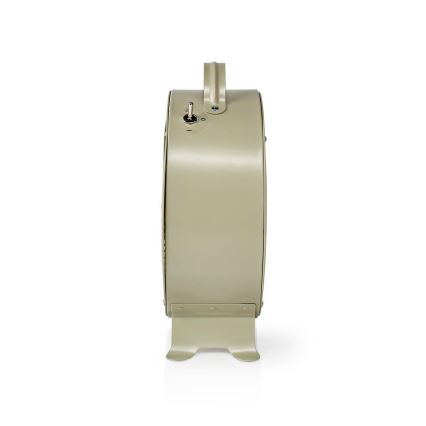 Okrúhly kovový ventilátor svetlohnedej farby stojí na dvoch nožičkách. Na zadnej strane je vidieť vypínač. Ventilátor je umiestnený na bielom pozadí.