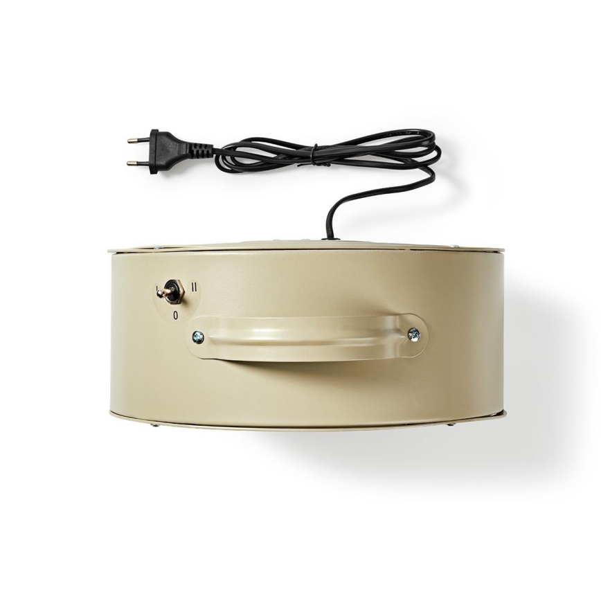 Svetlo béžový ventilátor s rúčkou a vypínačom (0, I, II) je pripojený k elektrickej zástrčke. Nachádza sa na bielom pozadí.