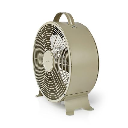 Stolový ventilátor béžovej farby s rúčkou sa nachádza na bielom pozadí. Ventilátor má kovové telo a mriežku. Na ventilátore je nápis „nedis“.
