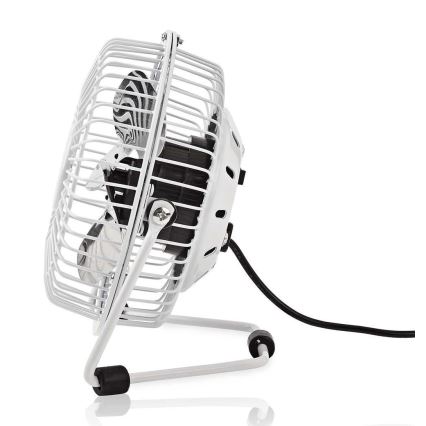 Biely stolný ventilátor s kovovou ochrannou mriežkou a dvomi vrtuľami sa nachádza na bielom pozadí. Ventilátor je zapojený do elektrickej siete.