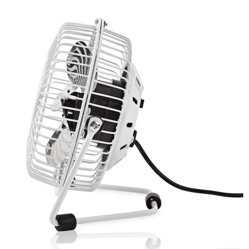 Biely stolný ventilátor s kovovou ochrannou mriežkou a dvomi vrtuľami sa nachádza na bielom pozadí. Ventilátor je zapojený do elektrickej siete.