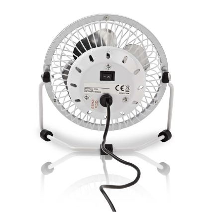 Malý stolný ventilátor s kovovou konštrukciou a sieťkou chladí priestor. Je pripojený k elektrickej sieti. Na zadnej strane je vidieť vypínač a nápisy: Power Input: 5 VDC, Power: 2.5 W, S/N 190602/K100000664, CE, Made in China, QC PASS.