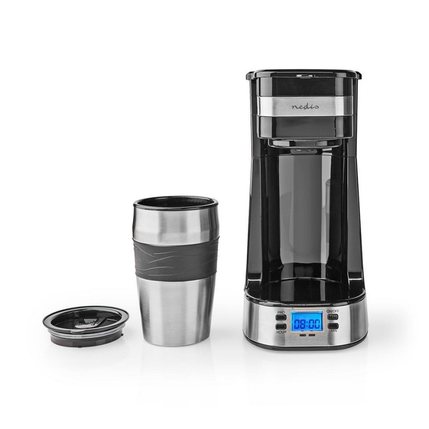 Kávovar Nedis pripravuje kávu. Súčasťou je termohrnček s viečkom. Na displeji kávovaru je zobrazený čas 08:00.