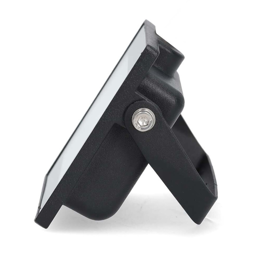 Čierne LED svetlo je umiestnené na bielom pozadí. Je zobrazené zboku, s nastaviteľným sklonom vďaka závesnému mechanizmu. Svetlo má obdĺžnikový tvar.