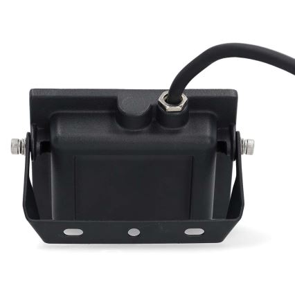 LED svietidlo je zobrazené zo zadnej strany. Je čierne, obdĺžnikové, s pripojeným káblom a montážnymi otvormi. Svietidlo je pripevnené k kovovému držiaku.