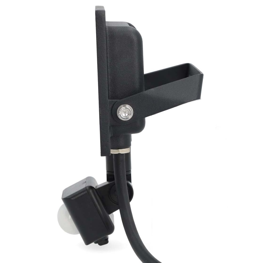 Čierne vonkajšie LED svetlo s pohybovým senzorom je pripojené k elektrickému káblu. Svetlo je namontované na nastaviteľnom držiaku. Je zobrazené na bielom pozadí.