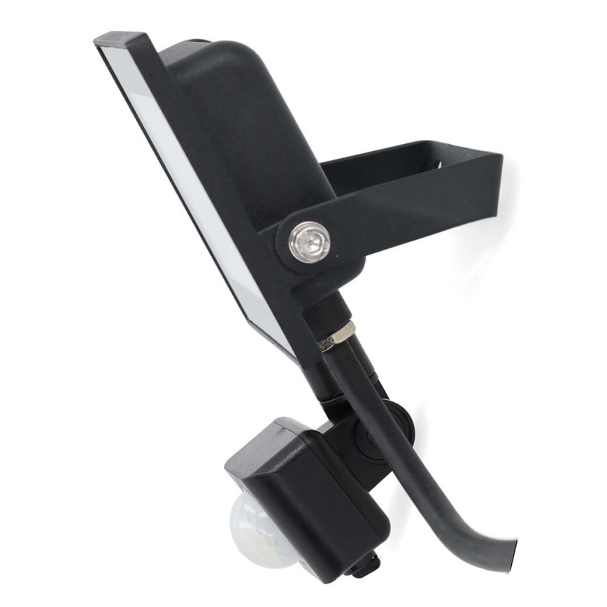 Čierny LED reflektor s pohybovým senzorom je pripevnený na stene. Svietidlo je natočené doprava, senzor smeruje dole.