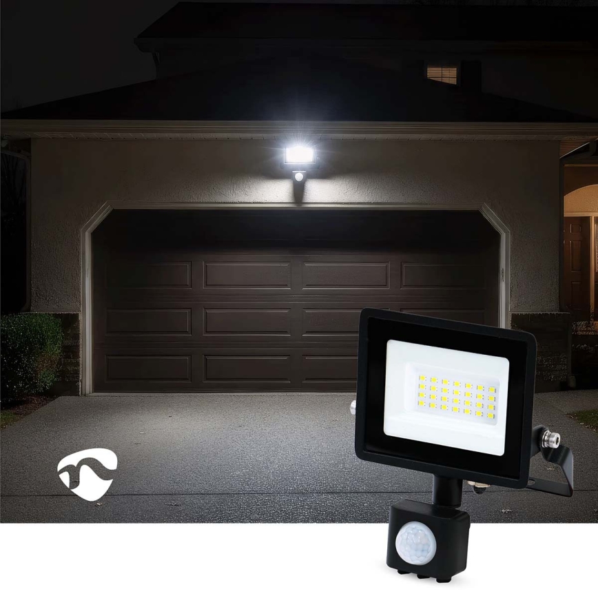 LED reflektor do zásuvky so senzorom pohybu a súmraku LED/20W/230V IP44