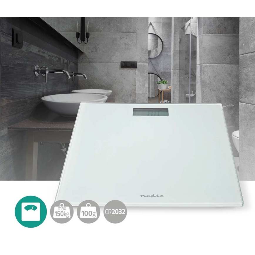 Biela digitálna váha na meranie hmotnosti stojí v modernej kúpeľni. Váha má displej a označenie CR2032, max. 150 kg a 100 g.