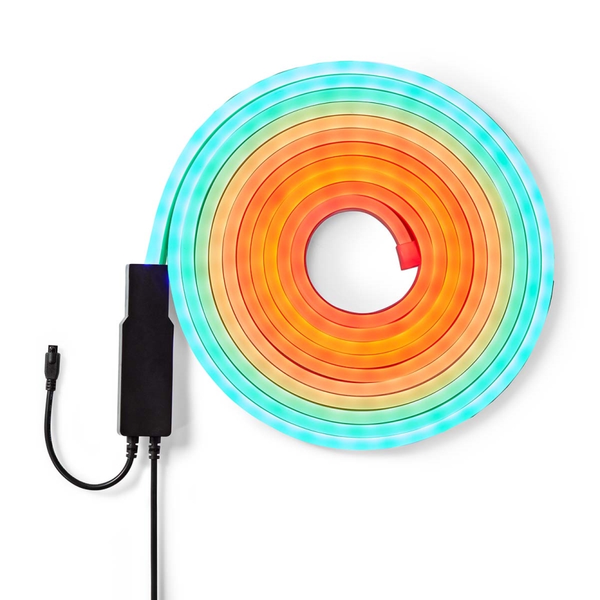 LED pásik s farebným prechodom od tyrkysovej po oranžovú je zrolovaný do kruhu. Je pripojený k malému čiernemu napájaciemu adaptéru s káblom. Biely pozadím.