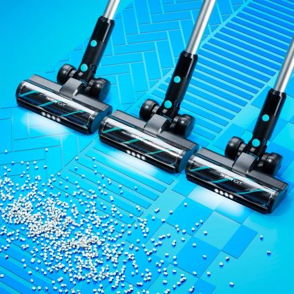 Tri vysávače Niceboy Ion čistia svetlomodrú plochu posiatu malými bielymi kockami. Vysávače sú umiestnené pod uhlom, pričom sa zdá, že vysávajú.