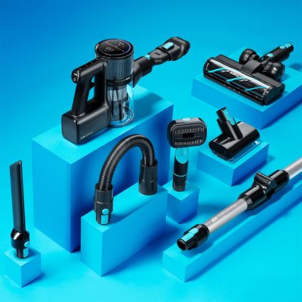 Bezdrôtový vysávač a príslušenstvo sú rozložené na svetlomodrých blokoch. Súčasťou je hlavná jednotka s displejom, rôzne nadstavce a predlžovacia trubica.