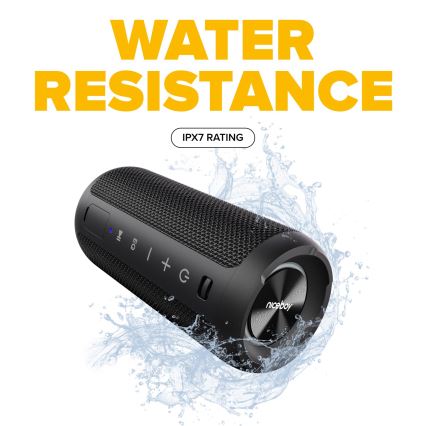 Prehrávač hudby je ponorený do vody. Má valcovitý tvar, čiernu farbu a viditeľné ovládacie prvky. Text na obrázku uvádza: WATER RESISTANCE, IPX7 RATING.