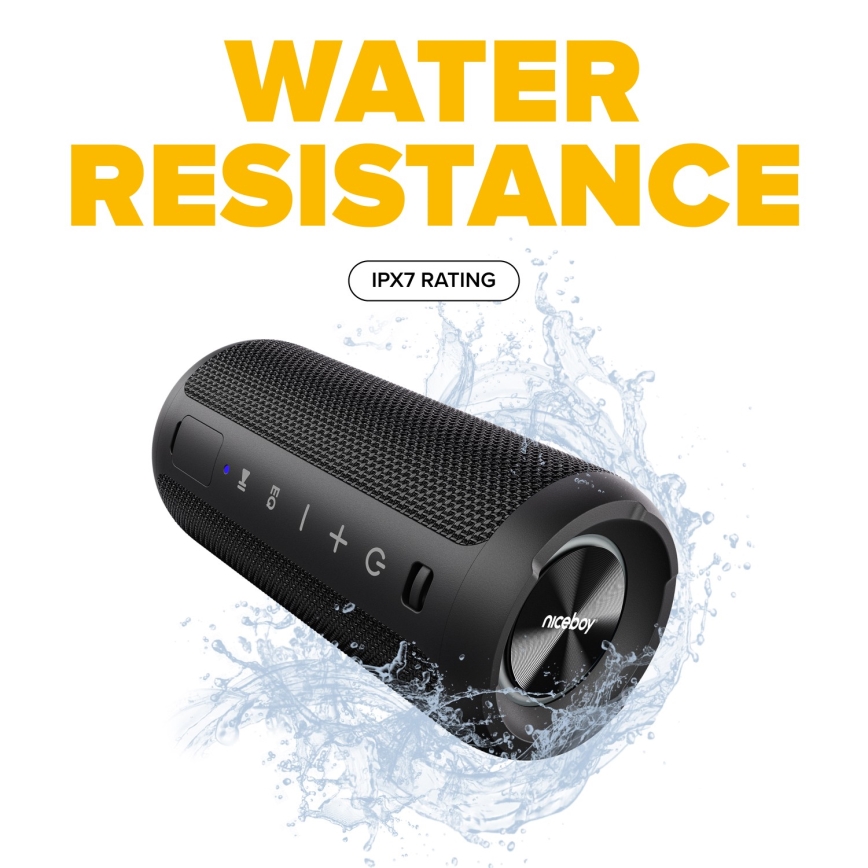 Prehrávač hudby je ponorený do vody. Má valcovitý tvar, čiernu farbu a viditeľné ovládacie prvky. Text na obrázku uvádza: WATER RESISTANCE, IPX7 RATING.