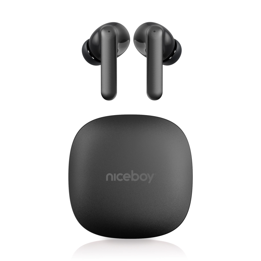 Dve čierne bezdrôtové slúchadlá ležia nad čiernym nabíjacím puzdrom s nápisom „niceboy“. Slúchadlá sú umiestnené na bielom pozadí.