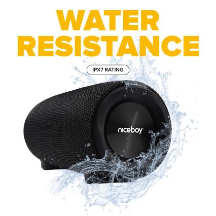 Reproduktor Niceboy je čiastočne ponorený vo vode. Má valcový tvar, čiernu farbu a označenie IPX7 rating. Na obrázku je text „WATER RESISTANCE“.