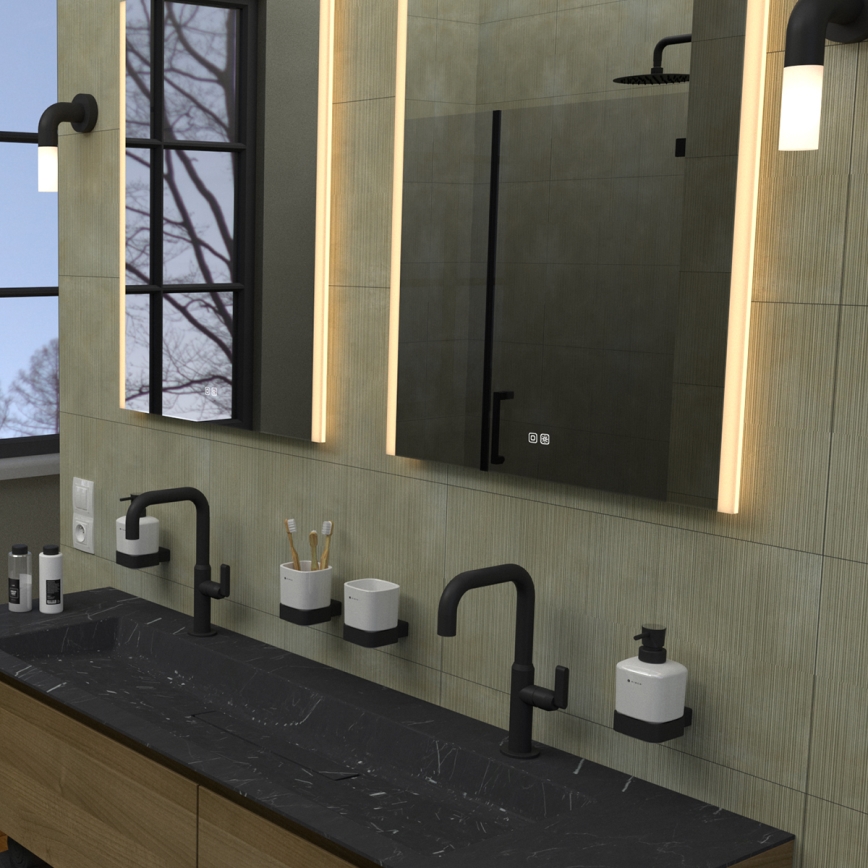 Dvojité umývadlo s čiernou doskou a dvoma batériami je umiestnené v modernej kúpeľni. Na stene nad ním je zavesené osvetlené zrkadlo s displejom. Na stene sú aj nástenné držiaky na mydlo a kefky na zuby.