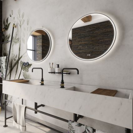 Dvojité umývadlo z mramoru s dvoma batériami je umiestnené v kúpeľni. Nad umývadlom visia dva okrúhle osvetlené zrkadlá. Stenu zdobia dekoratívne tapety s rastlinnou potlačou a tmavý obklad z dreva.