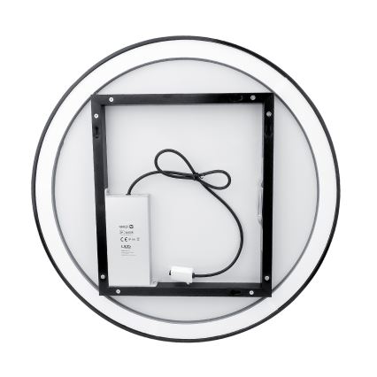 Kruhové LED svetlo je zobrazené zo zadnej strany. Je pripojené k čiernemu rámu a napájaciemu zdroju s označením MMCO 2P-18060-A, CE a LED. Viditeľný je aj kábel.