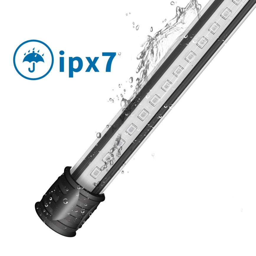 LED diódové svetlo je ponorené vo vode. Svetlo je valcovitého tvaru s čiernymi koncovkami a je označené ako IPX7.