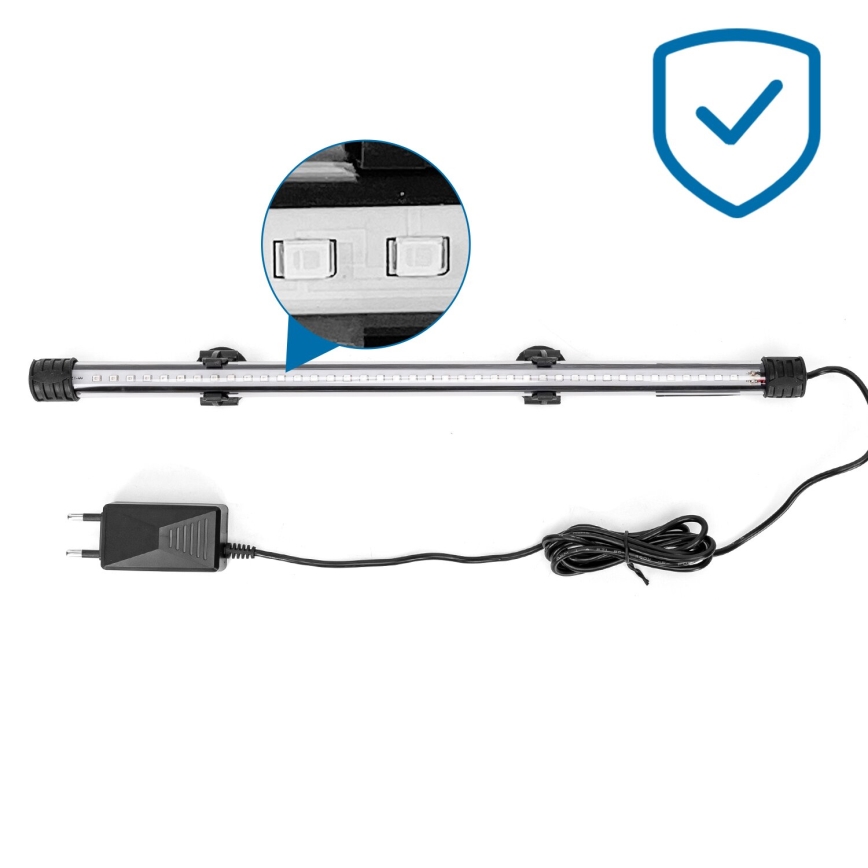 LED svetelná tyč s dvoma spínačmi je pripojená k sieťovému adaptéru. Je umiestnená na bielom pozadí. Na obrázku je aj symbol zaistenia kvality.