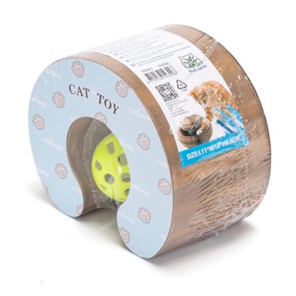 Drevená hračka pre mačky v tvare polmesiaca s otvorom, v ktorom je zelená loptička s dierkami. Na obale je uvedený nápis „CAT TOY“ a rozmery „SIZE:L11*W10*H6 CM“.