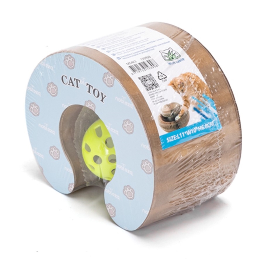 Drevená hračka pre mačky v tvare polmesiaca s otvorom, v ktorom je zelená loptička s dierkami. Na obale je uvedený nápis „CAT TOY“ a rozmery „SIZE:L11*W10*H6 CM“.
