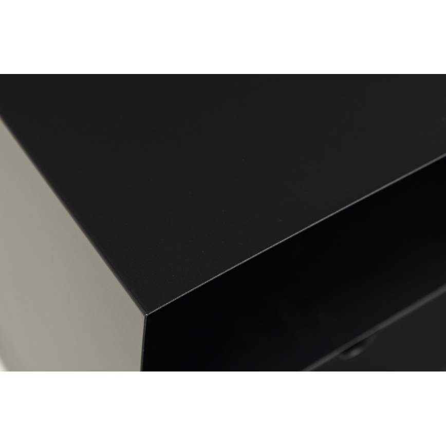 Čierny kovový stolík s otvorenými policami je zobrazený zhora. Jeho hrany sú ostré. Na spodnej časti sú viditeľné náznaky zásuviek.