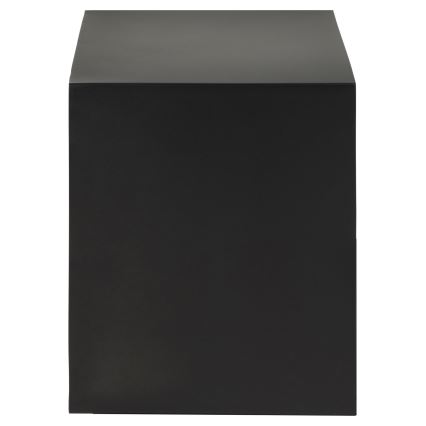 Čierna kubická stolička stojí na bielom pozadí. Je zobrazená z prednej strany.