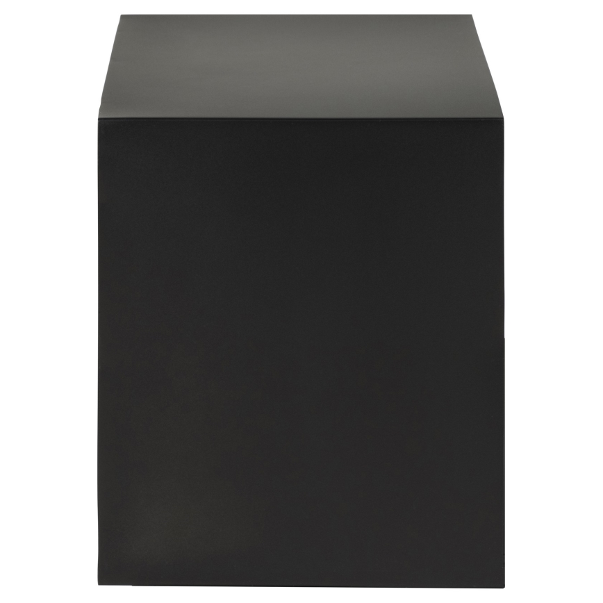 Čierna kubická stolička stojí na bielom pozadí. Je zobrazená z prednej strany.