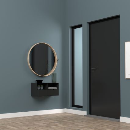 Okrúhle zrkadlo s dreveným rámom visí na stene. Pod ním je umiestnená čierna nástenná polička s dvoma zásuvkami a dekoráciami. V pozadí sú dvere a okno v tmavomodrej miestnosti s drevenou podlahou.