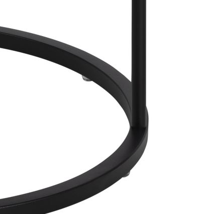 Čierny kovový stolík s kruhovou podstavou a jednou stredovou nohou stojí na štyroch malých gumených podložkách.