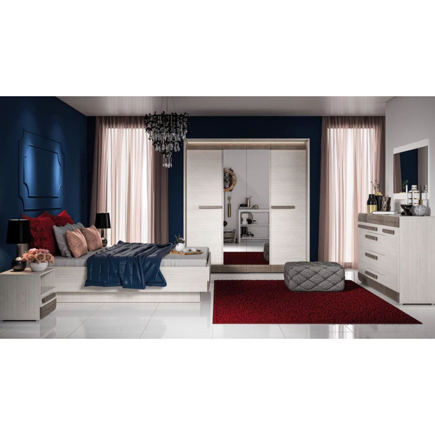 Spálňový nábytok v svetlých farbách: posteľ s tmavomodrou prikrývkou, vstavaná skriňa so zrkadlom, komoda a nočné stolíky. Všetko je umiestnené v miestnosti s tmavomodrými stenami a červeným kobercom.